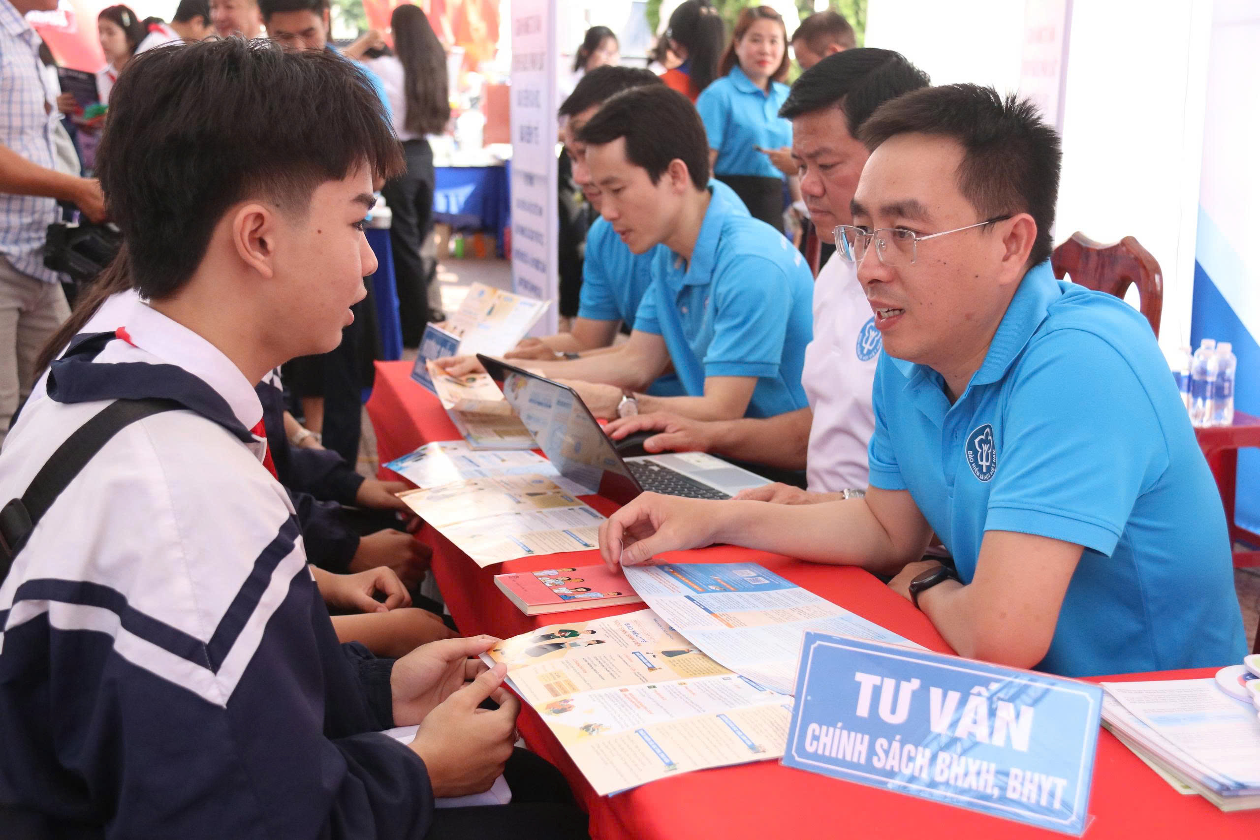 Cán bộ Bảo hiểm xã hội hướng dẫn, tư vấn đăng ký và sử dụng ứng dụng VssID để thực hiện bảo hiểm xã hội số.